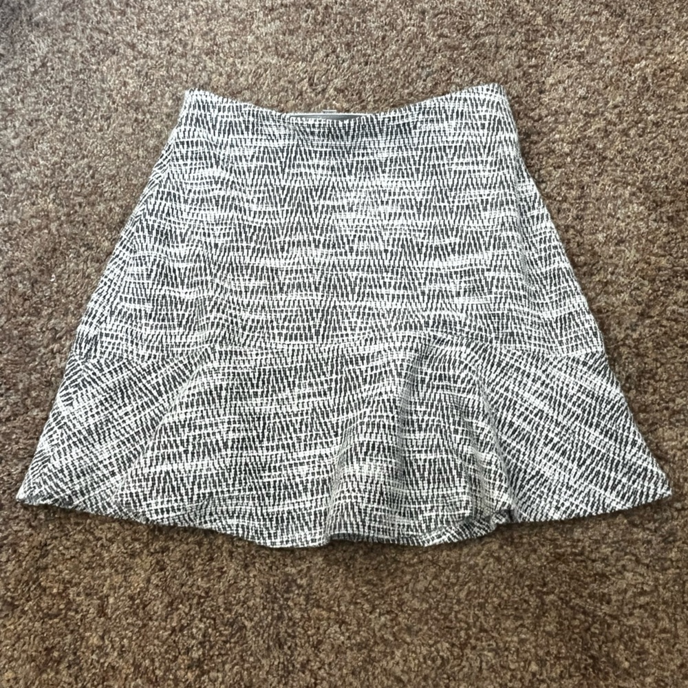 ⭐️EUC - LOFT - Black and White Flowy Mini-Skirt - Woman's Size XS